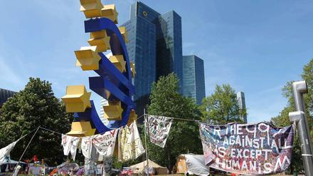 Die Ruinen des Protests rauchen noch, die Staatshilfen sind kaum zurückgezahlt, da steigen schon wieder die Boni: Reste des Occupy-Camps vor der Europäischen Zentralbank in Frankfurt am Main.