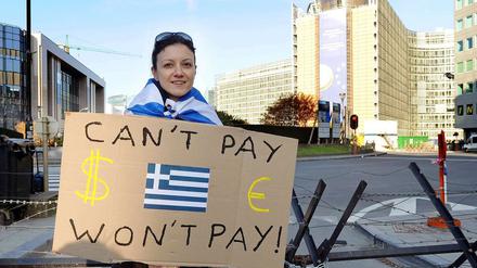 Eine Frau protestiert in Brüssel am Rande des EU-Gipfels.