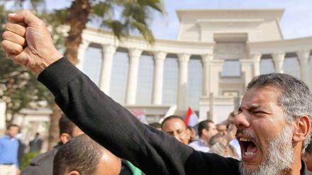 Die neue Verfassung spaltet Ägypten - die Anhänger Mursis demonstrierten am Wochenende vor dem Verfassungsgericht.