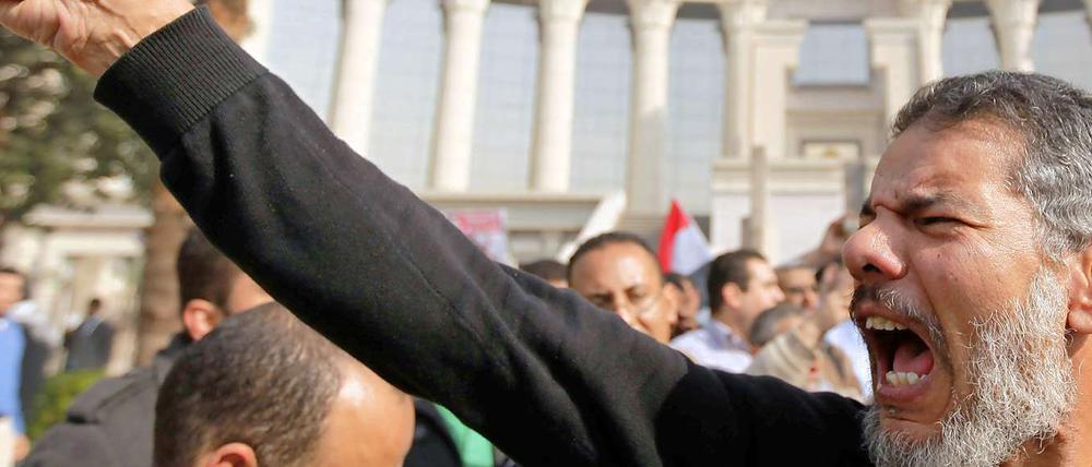 Die neue Verfassung spaltet Ägypten - die Anhänger Mursis demonstrierten am Wochenende vor dem Verfassungsgericht.