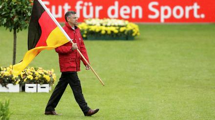Der deutsche Reit-Teamchef Otto Becker mit der deutschen Fahne (Foto aus dem Jahr 2011).