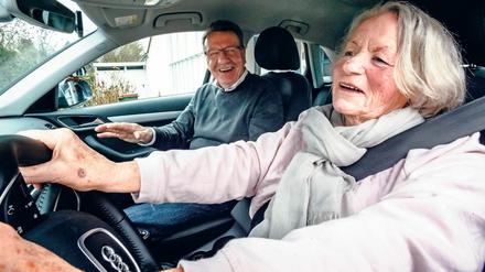 Diese 80-jährigen Fahrschülerin wagt den Weg zurück in den Straßenverkehr. Einer Gesundheitsüberprüfung muss sie sich dafür nicht unterziehen.