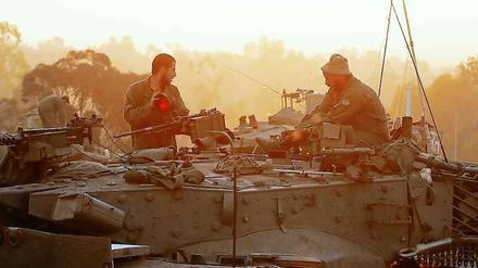 Israelische Soldaten ruhen sich während der Feuerpause im Gazastreifen auf einem Panzer aus.