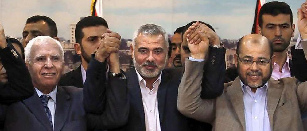 Fatah-Chef Azzam al Ahmad (l.) sowie Sheikh Ismael Haneiya und Moussa Abu Marzouk von der Hamas demonstrieren Einigkeit.
