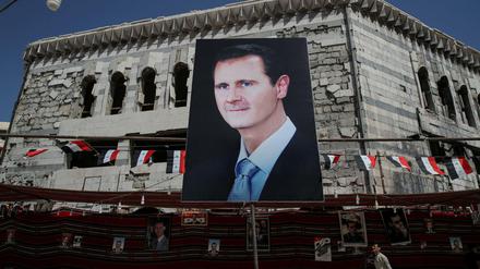 Ein überlebensgroßes Plakat von Präsident Bashar al-Assad in Douma nahe Damaskus.