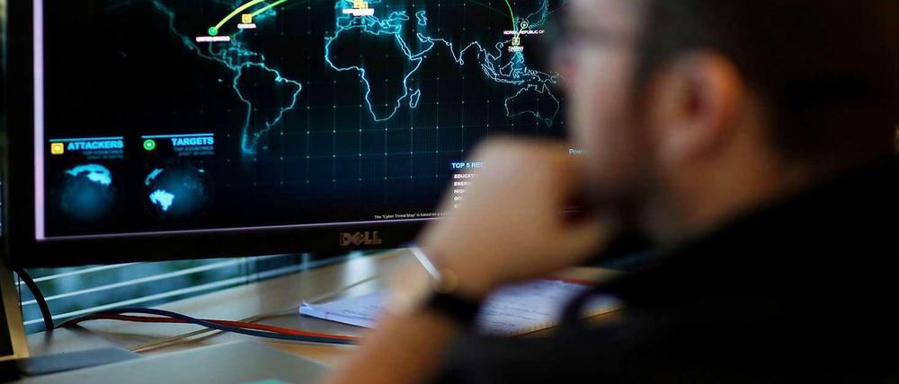 Ein Mitarbeiter von "FireEye" schaut sich eine grafische Darstellung von Cyber-Attacken an. Die Firma wurde von Sony angeheuert, um den Hackerangriff im Dezember zu untersuchen.