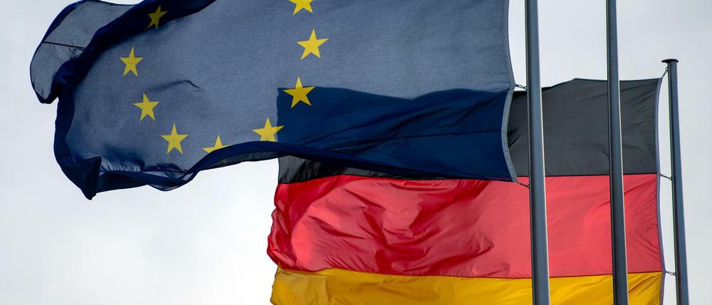 Die Flaggen der Europäischen Union und der Bundesrepublik Deutschland wehen vor dem Reichstag im Wind. 