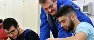 Zwei junge Männer aus Syrien und Irak in einer Ausbildungswerkstatt der Deutschen Bahn.