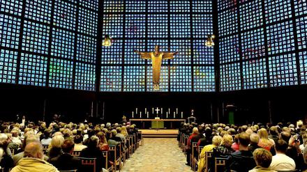 So gut besucht sind die Kirchen in Berlin selten: Ökumenischer Gottesdienst in der Kaiser-Wilhelm-Gedächtniskirche zur Frauenfußball-WM am 26.06.11.