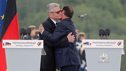 Joachim Gauck und Francois Hollande bei ihrer Umarmung auf dem Hartmannsweilerkopf.
