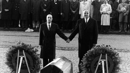 Der französische Präsident Francois Mitterrand und Bundeskanzler Helmut Kohl reichen sich am 22.09.1984 über den Gräbern von Verdun die Hand - ein Symbol für die Aussöhnung zwischen Frankreich und Deutschland.