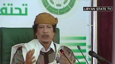 Libyens Staatschef Gaddafi hält Reden im Staatsfernsehen und klammert sich an die Macht. 