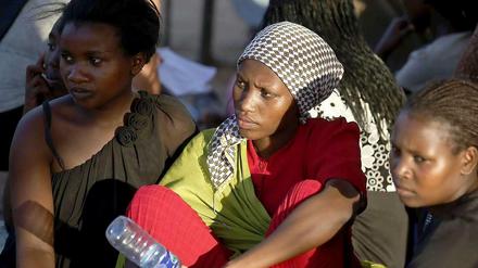 Überlebende Studentinnen warten auf die Busse, die sie in ihre Heimatorte bringen sollten. Die Universität wurde nur von zwei Sicherheitskräften bewacht, obwohl Garissa nahe an der somalischen Grenze liegt und schon mehrfach Schauplatz von Anschlägen gewesen war. 