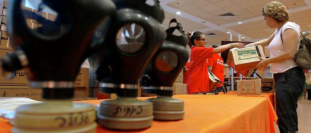 In Israel bereiten sich die Menschen auf mögliche Angriffe mit chemischen Waffen vor. Hier werden Gasmasken ausgeteilt.