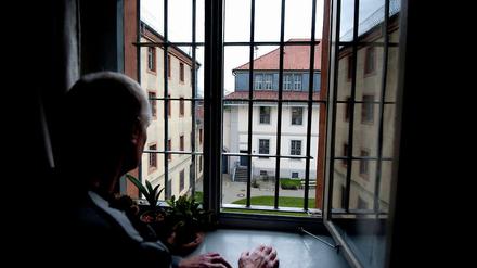 Ein Häftling in der Sicherungsverwahrung schaut in der Justizvollzugsanstalt Celle aus dem Fenster.