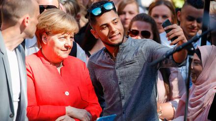 Angela Merkel mit Schülern und Studenten in Berlin. 