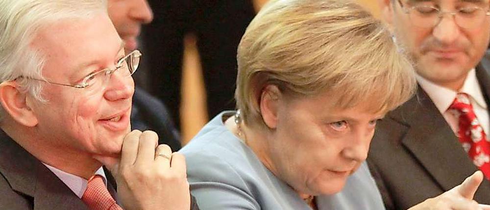 Das nächste Politikerbuch: Nach Thilo Sarrazin und Peer Steinbrück hat nun Roland Koch seine Gedanken aufgeschreiben. Angela Merkel half beim Vorstellen.
