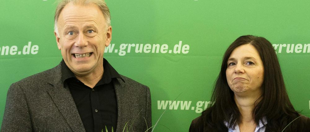 Das Spitzenduo mit Blumen. Jürgen Trittin und Katrin Göring-Eckardt haben sich bei der Urwahl durchgesetzt und der Partei neue Koalitionsmöglichkeiten eröffnet.