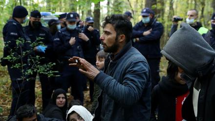 Begegnung im Wald: Eine irakische Gruppe und Grenzschützer an der polnischen Ostgrenze vergangene Woche