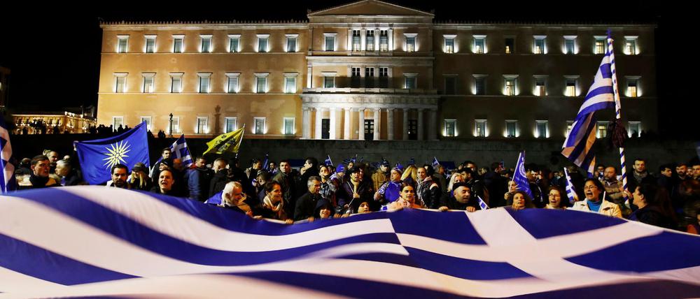 Athen: Gegner des Namensabkommens mit Mazedonien halten auf einer Kundgebung vor dem Parlament griechische Flaggen hoch.
