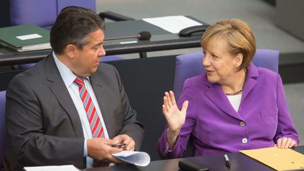 Wirtschaftsminister Gabriel und Kanzlerin Angela Merkel im Gespräch im Bundestag
