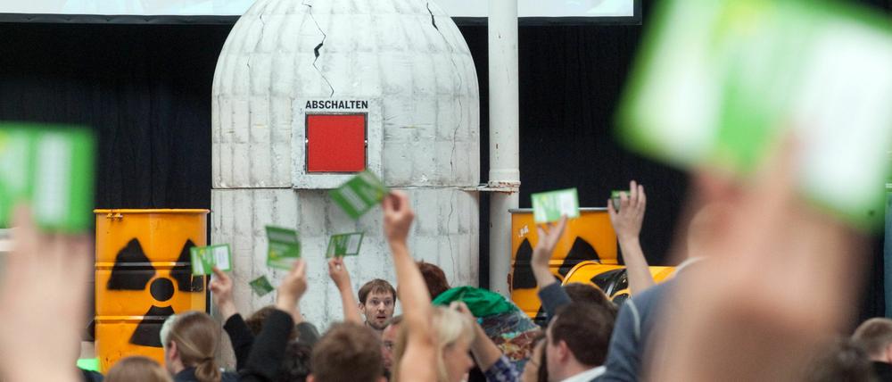 Delegierte stimmen auf dem Landesparteitag der nordrhein-westfälischen Grünen symbolisch vor einem Papp-Atomkraftwerk und einem roten "Abschalten"-Knopf ab.