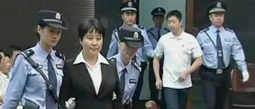 In einem aufsehenerregenden Prozess ist die chinesische Politiker-Gattin Gu Kailai zum Tode verurteilt worden. Das Urteil wurde zur Bewährung ausgesetzt und kann in eine Haftstrafe verwandelt werden.