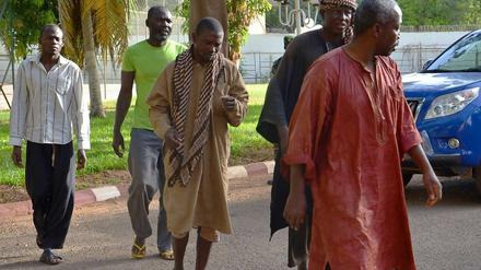Endlich frei. Diese fünf afrikanischen Nothelfer sind in Malis Nachbarland Niger nach wochenlanger Gefangenschaft durch Al Qaida im islamischen Maghreb freigelassen worden. Vermutlich ist Geld geflossen, um die fünf Männer freizubekommen. Ein weiterer Helfer aus dem Tschad hat die Entführung nicht überlebt. 