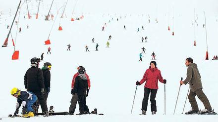 „Schlechteste Saison seit Jahren.“ Ski- und Snowboardfahrer am Fichtelberg in Oberwiesenthal.
