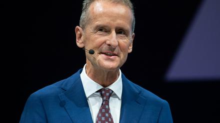 Herbert Diess bleibt nach den Wolfsburger Chaostagen Vorstandsvorsitzender von Volkswagen - mit weniger Einfluss auf das operative Geschäft. Foto: Sven Hoppe/dpa