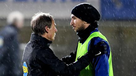 Jürgen Klinsmann (l) spricht mit Marko Grujic.