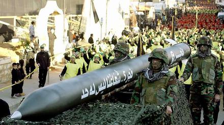 Bei einer Parade demonstriert die Hisbollah ihre Macht. Soldaten transportieren eine Fajr 5 Rakete.