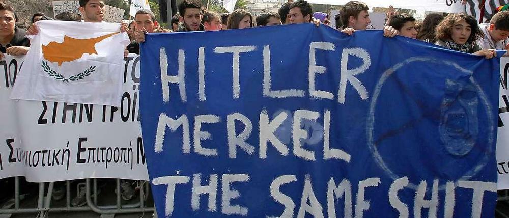 Merkel gleich Hitler? Demonstranten in Zypern im Zuge des Euro-Rettungsfonds. 