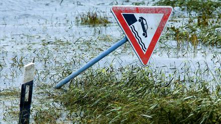 Ein vom Elbehochwasser umgeknicktes Verkehrszeichen für die Elbfähre in Darchau (Niedersachsen)