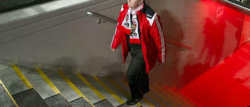 Ab nach draußen. Uli Hoeneß hat Freigang - dieses Bild zeigt ihn 2008 in der Allianz Arena, wie er den Spielertunnel verlässt.