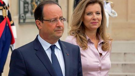 Ein Paar. Ein Paar? Valerie Trierweiler und François Hollande.