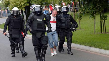 Festgesetzt. Polizeikräfte beim Einsatz gegen Hooligans. Am Abend nach dem Spiel Polen gegen Russland war es zu heftigen Ausschreitungen gekommen.