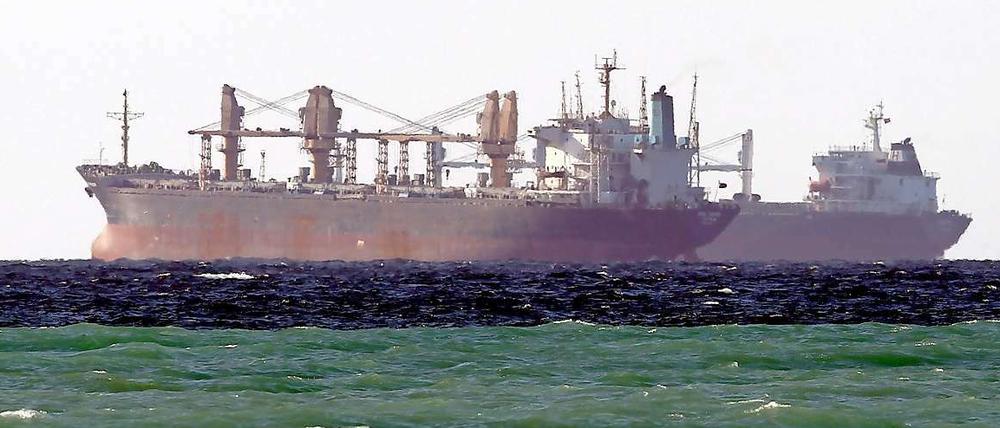 Öltanker sind in der Straße von Hormus. Mit einem Stopp der Öleinfuhren will die EU den Iran zum Einlenken im Atom-Streit bringen. 