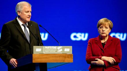 Abgekanzelt vom großen Vorsitzenden der kleineren Schwesterpartei: Die Kanzlerin im November 2015 auf dem CSU-Parteitag. In der Haltung, die normalerweise ein Dankwort lang dauert, musste sich Angela Merkel die Gardinenpredigt Horst Seehofers gegen ihre Politik gefallen lassen. 