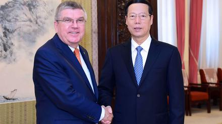 IOC-Präsident Thomas Bach 2016 mit Chinas damaligem Vizepremier Zhang Gaoli, dem die Tennisspielerin Peng Shuai sexuelle Nötigung vorwirft.