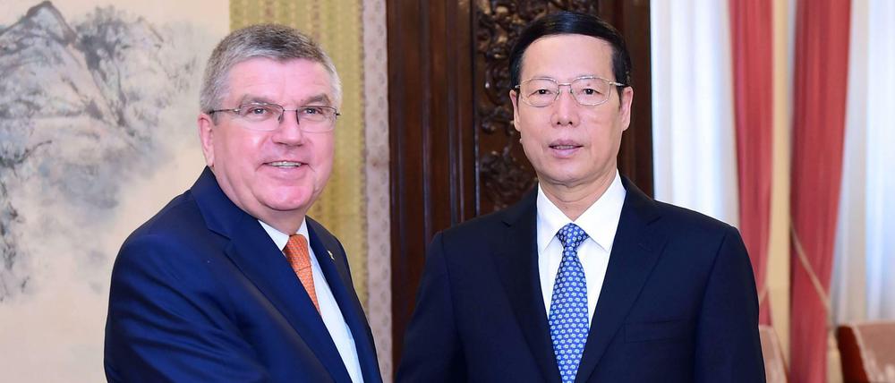 IOC-Präsident Thomas Bach 2016 mit Chinas damaligem Vizepremier Zhang Gaoli, dem die Tennisspielerin Peng Shuai sexuelle Nötigung vorwirft.