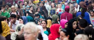 Zahlreiche Besucher kommen beim Ramadanfest auf der Karl-Marx-Straße in Berlin-Neukölln. 
