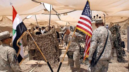 Flagge raus. US-Truppen ziehen aus dem Irak ab.