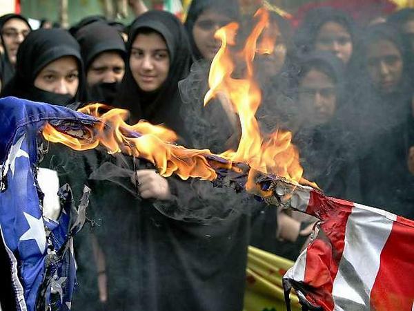 Der Hass auf die USA ist in Iran auch wegen staatlicher Propaganda allgegenwärtig. Für Rohani ist die Annäherung deshalb auch ein innenpolitisches Risiko.