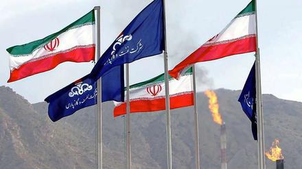 Die Flaggen des Iran und der nationalen iranischen Ölgesellschaft wehen auf einem Gasfeld in Assalouyeh.
