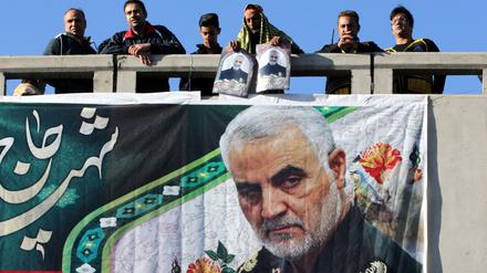 Iraner mit Bildern des toten Generals Soleimani.