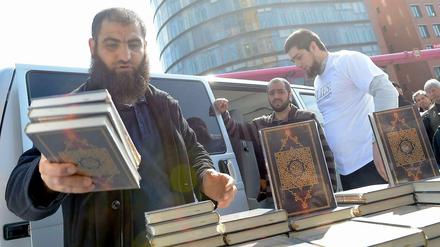 Koran-Verteilaktion am Potsdamer Platz vor zwei Jahren - initiiert von radikalen Salafisten.