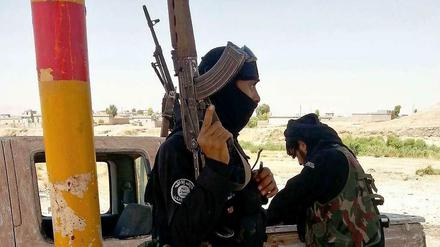 Bewaffnete Kämpfer der Terrormiliz "Islamischer Staat" (IS). 