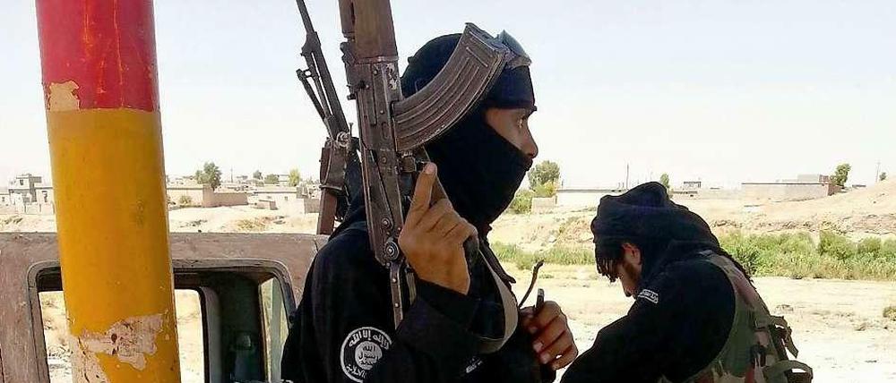 Bewaffnete Kämpfer der Terrormiliz "Islamischer Staat" (IS). 