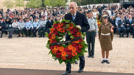 Israels Präsident Schimon Peres legt am Holocaust-Gedenktag einen Kranz nieder.
